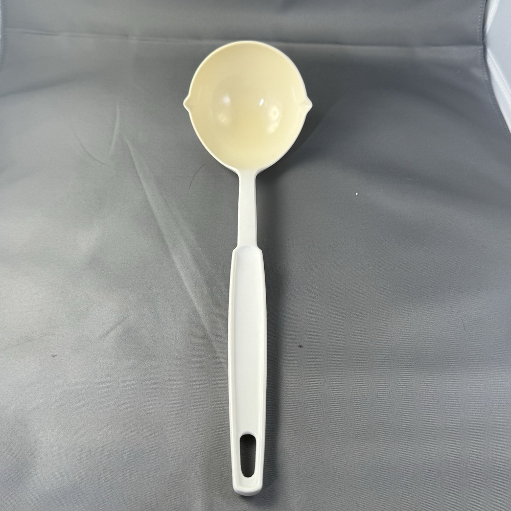 Vintage "Ekco USA" Plastic Soup‎ Ladle – Double-Spout, Long Handle